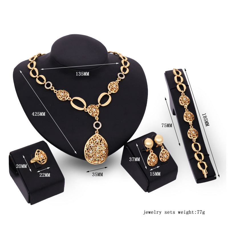 Aurelia Set bamboo-link gold chain close-up