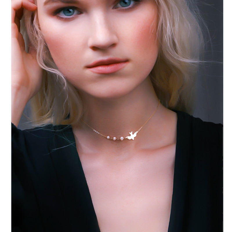 Colombe Pearl Pendant single freshwater pearl detail